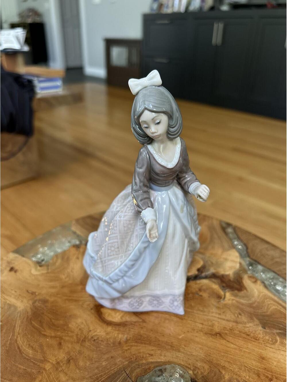 Vintage Lladro 5210 Jolie Girl Porcelain Handmade Figurine 1984